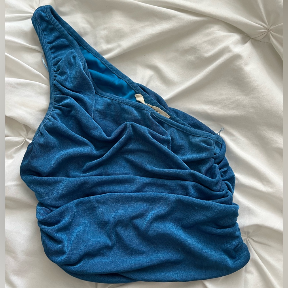 One shoulder crop top